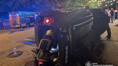 Вчора у Дніпрі сталася жорстка ДТП: перекинулась автівка й придавила пішохода