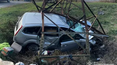 У Дніпровському районі рятувальники деблокували чоловіка з понівеченого автомобіля 