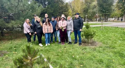 Екоактивіст, саджанці, сосни, парк