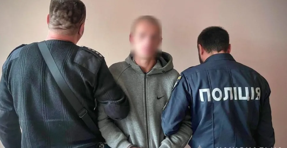 У Дніпрі чоловік накинувся ззаду на жінку та пограбував: що вирішив суд