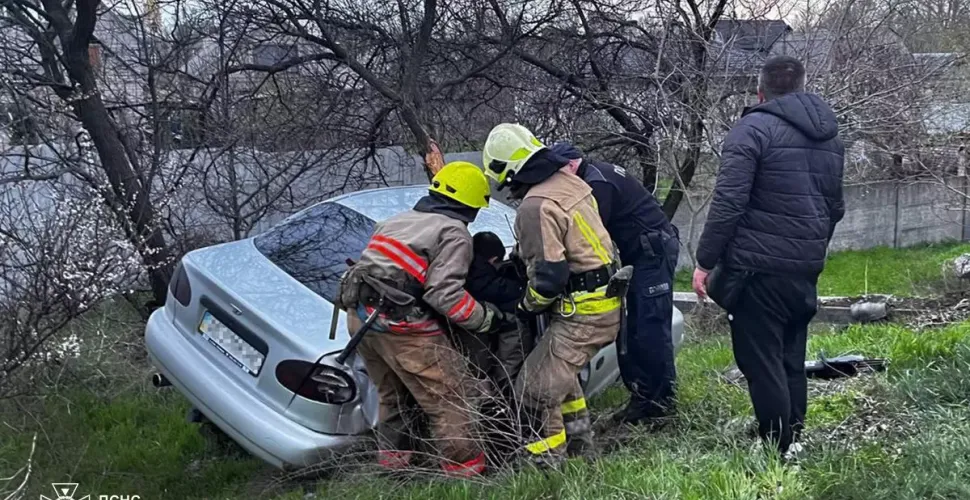 Аварія в Дніпрі: водія затисло в авто 