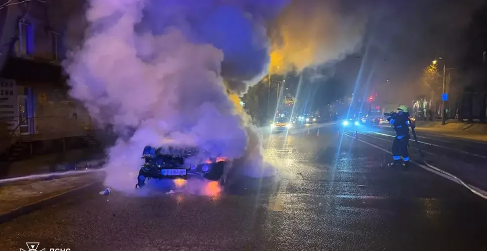 У Дніпрі палав легковик