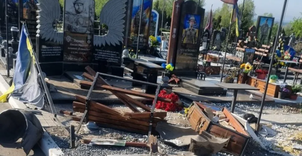 У Тернівці вандали розтрощили могилу військового 