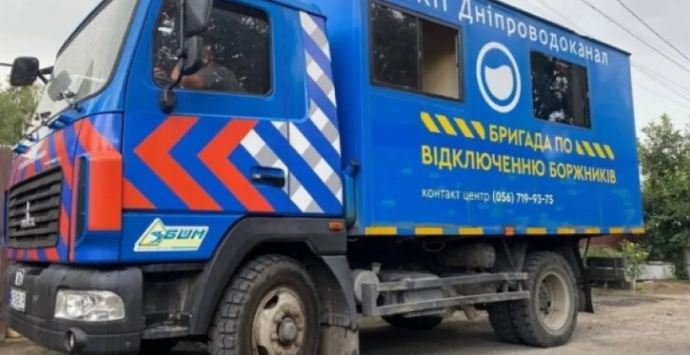 боржники
