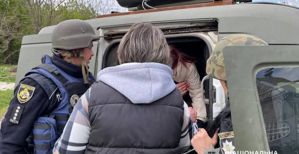 Поліція евакуювала дві родини з прифронтового селища на Дніпропетровщині