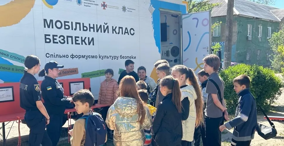 Мобільний клас безпеки у Дніпрі: школярів навчають рятувати життя