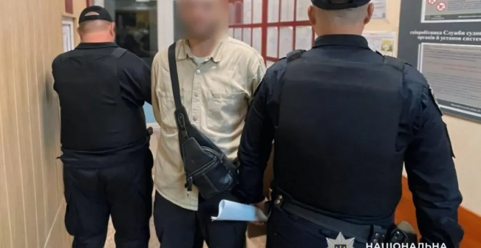 Працівники поліції затримали підозрюваного у пограбуванні жінки у Дніпрі