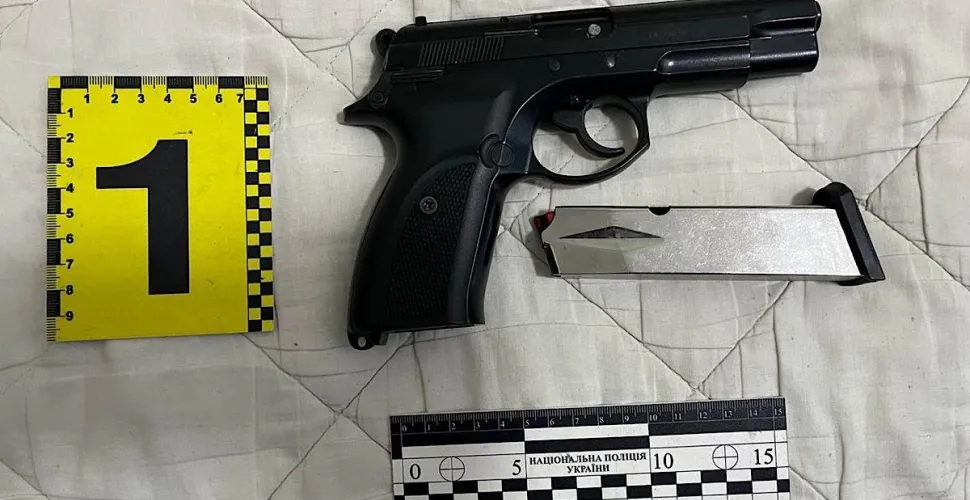 Поліцейські Павлограда повідомили про підозру чоловіку за незаконне зберігання зброї