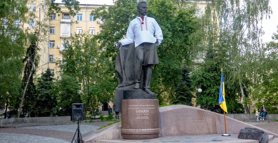вишиванка, національний одяг, памʼятник, волонтерки