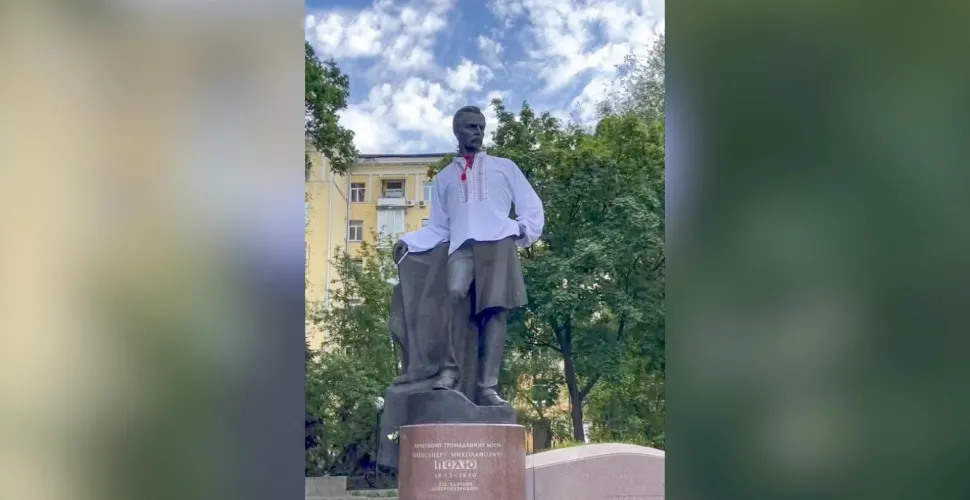Пам'ятник Полю у вишиванці