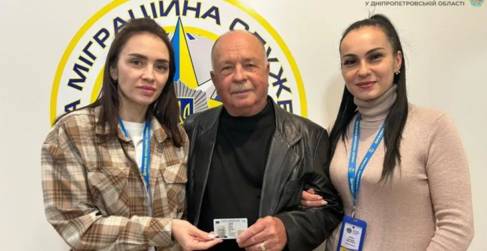У Кривому Розі вручили паспорт громадянина України людині-легенді