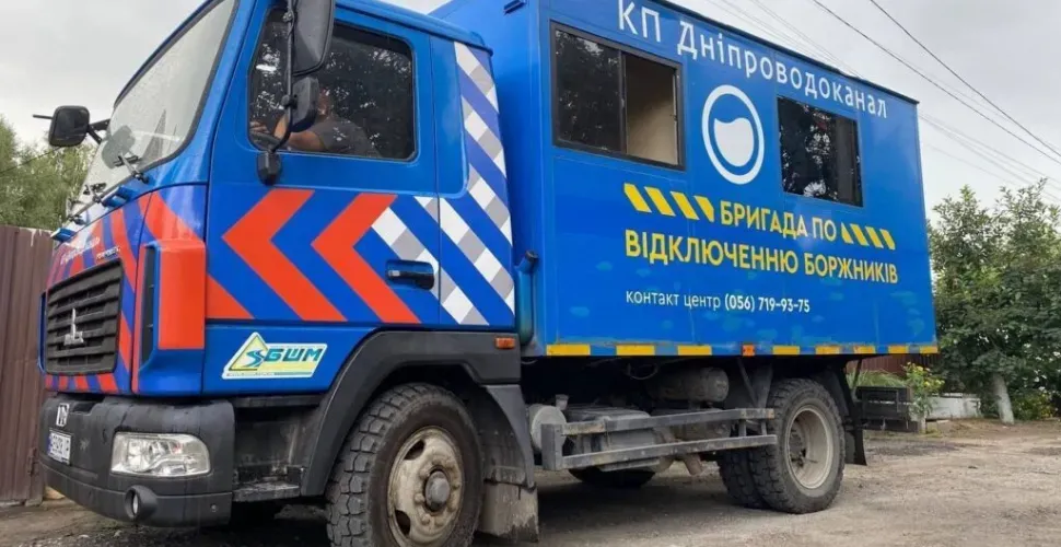 боржники