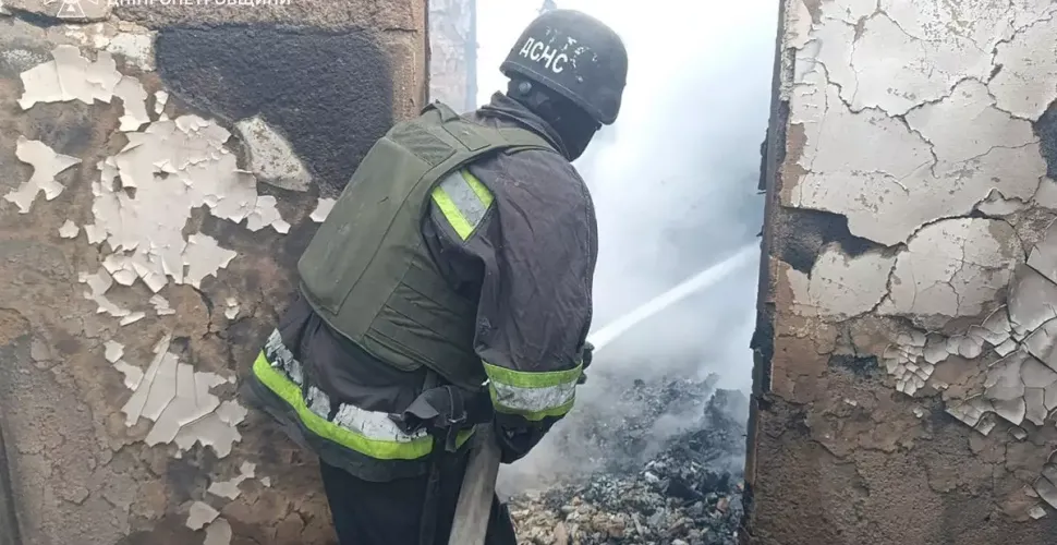 В результаті ворожої атаки на Нікопольщину загорівся житловий будинок