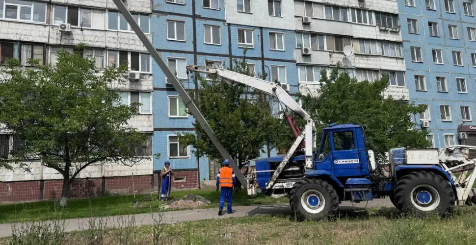 У Дніпрі встановлюють нове освітлення між метро «Покровська» та Палацом творчості