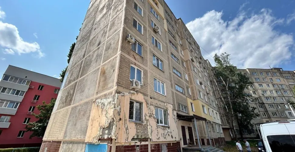 Капітально відремонтують фасад постраждалого будинку на Набережній Перемоги, 118