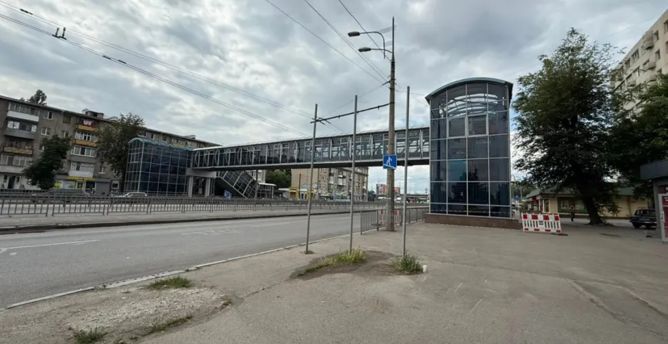 Стартував ремонт даху надземного переходу на Слобожанському проспекті