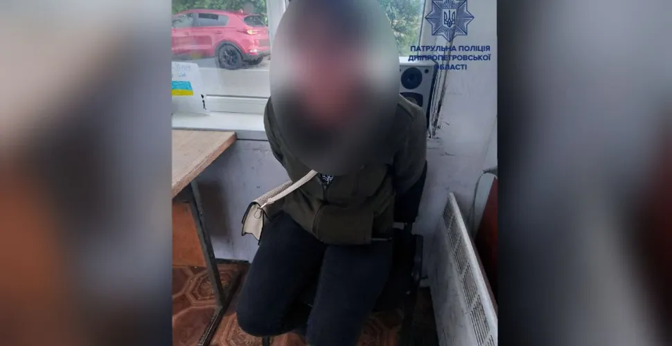 Патрульні Дніпра впіймали жінку, яку на Одещині шукали за умисне вбивство