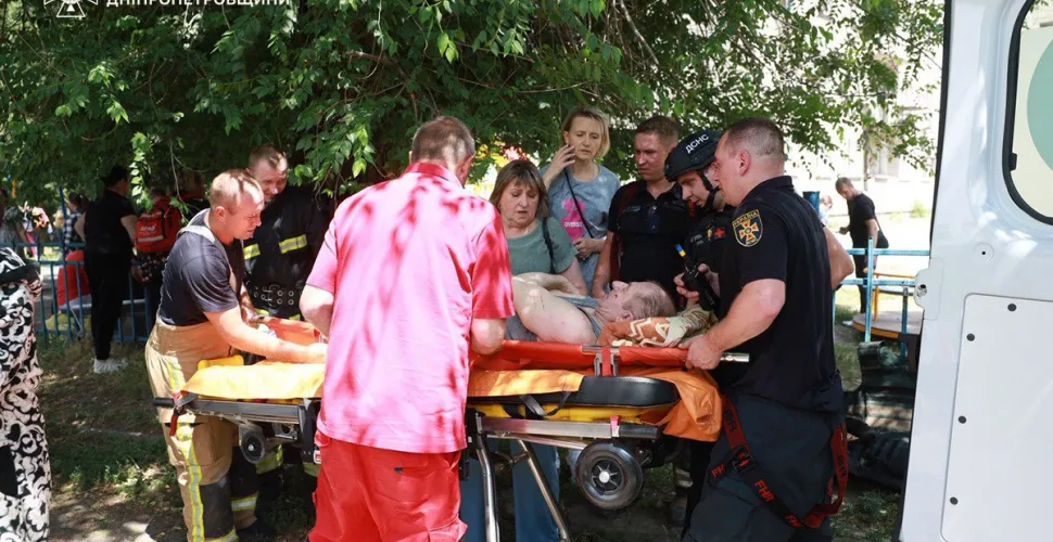 ДСНС показали кадри рятувальної операції від ворожих ударів у Дніпрі та Самарі