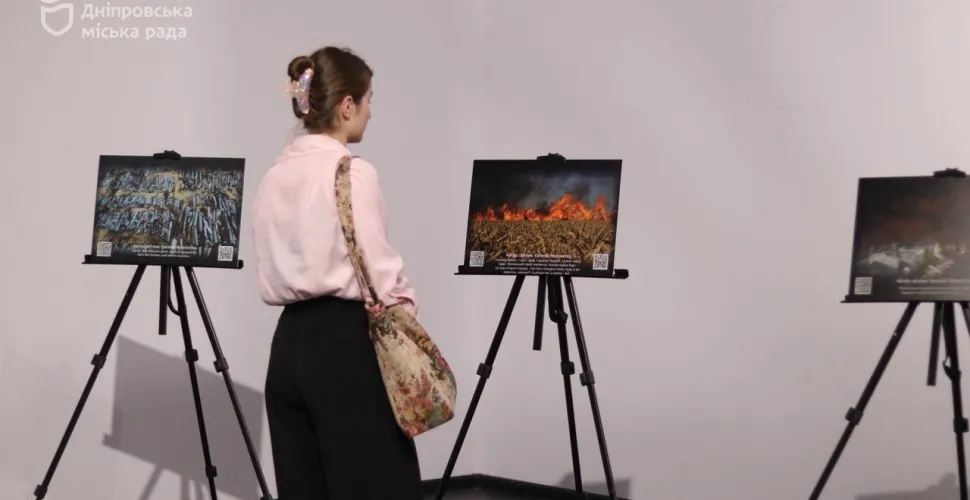 У Дніпрі відкрили фотовиставку «Коли мовчить світ»