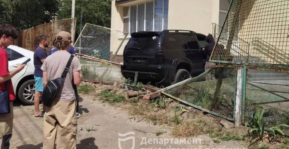 У Дніпрі автомобіль протаранив огорожу дитячого садочка