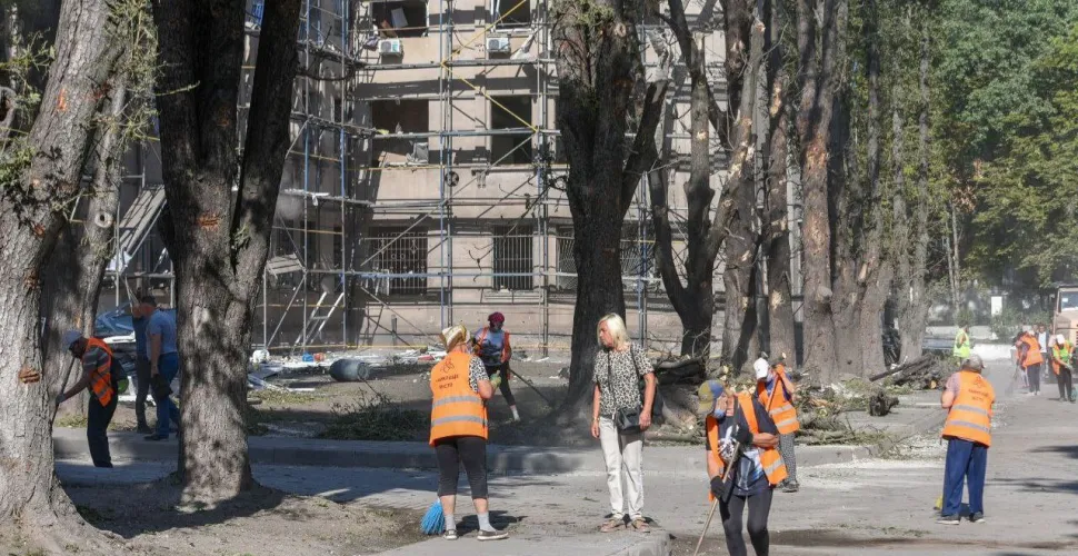 У Кам’янському ліквідують наслідки нічного ракетного удару