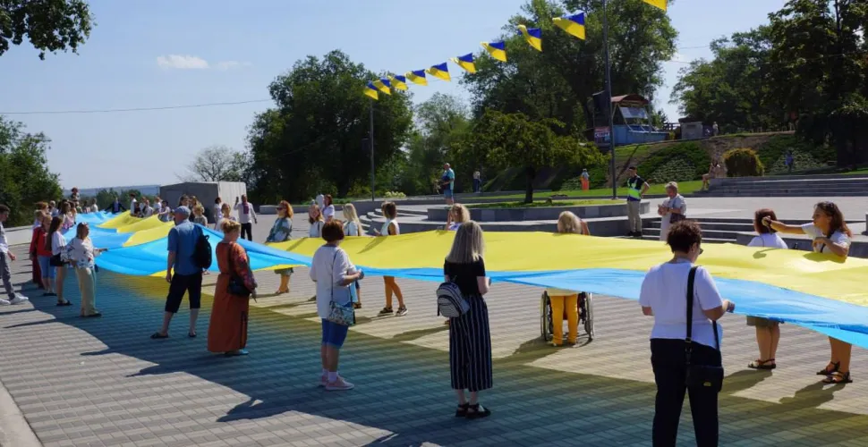 Рекордний стяг у Дніпрі до Дня державного прапора