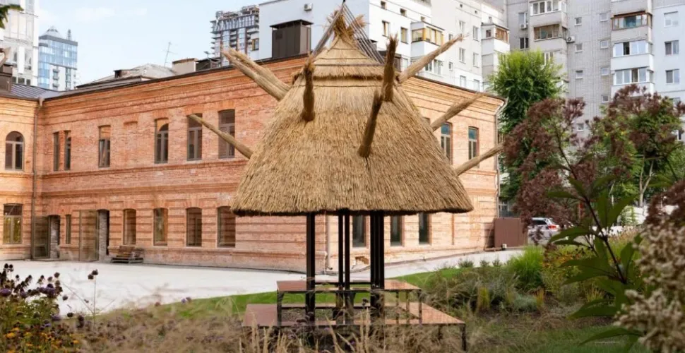У Дніпрі з’явився символічний «дах-укриття»