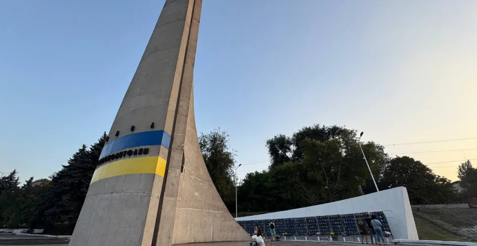 На монументі Визволителям у Кам’янському відкрили Стіну пам’яті загиблих захисників
