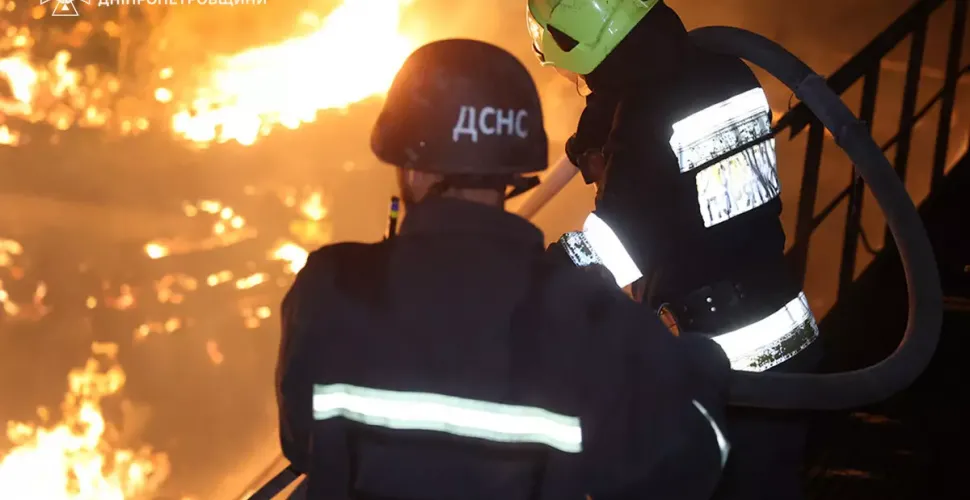 Росіяни атакували рятувальників на Дніпропетровщині: пошкоджено пожежний автомобіль