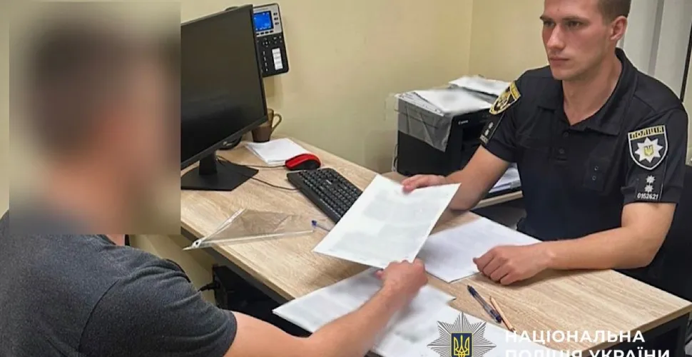 У Дніпрі затримали 25-річного чоловіка, який завдав тяжких ножових поранень двом перехожим