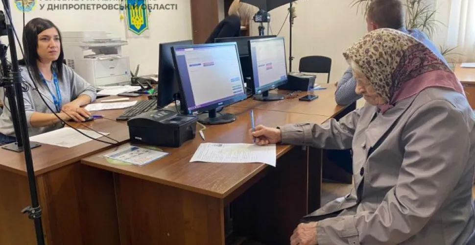У Павлограді 101-річній жінці оформили закордонний паспорт