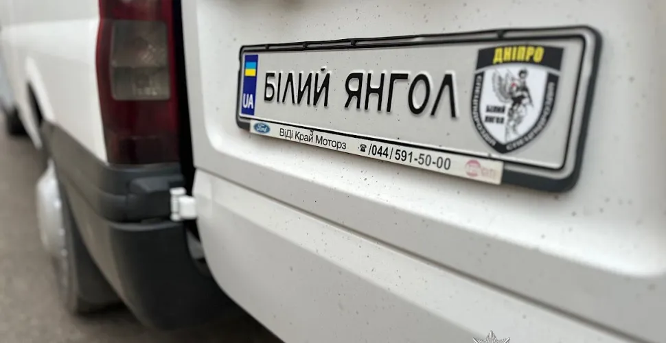 «Білі Янголи» евакуювали маломобільного дідуся з прифронтового села на Нікопольщині