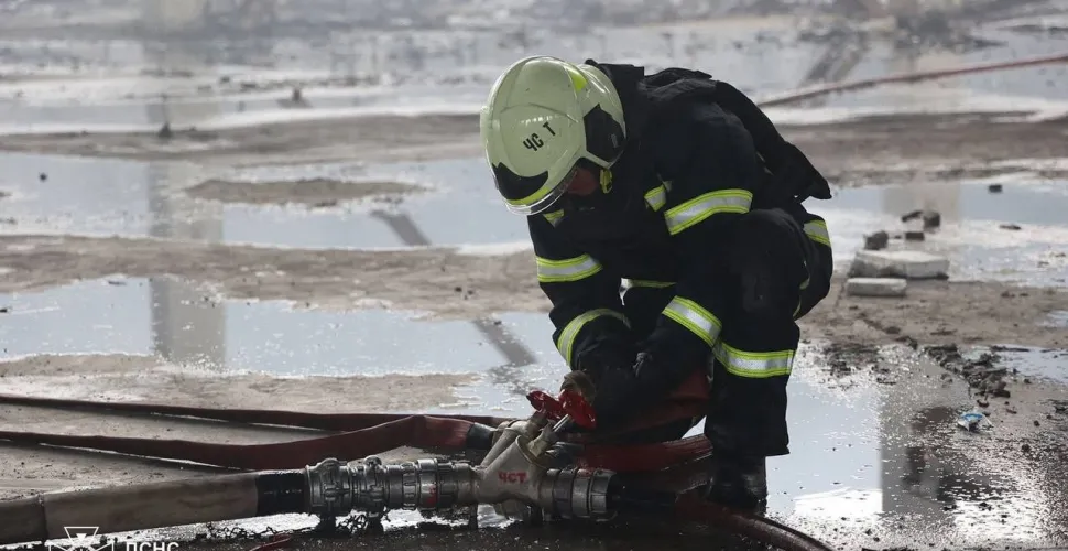 Масштабну пожежу на складах у Дніпрі ліквідовано