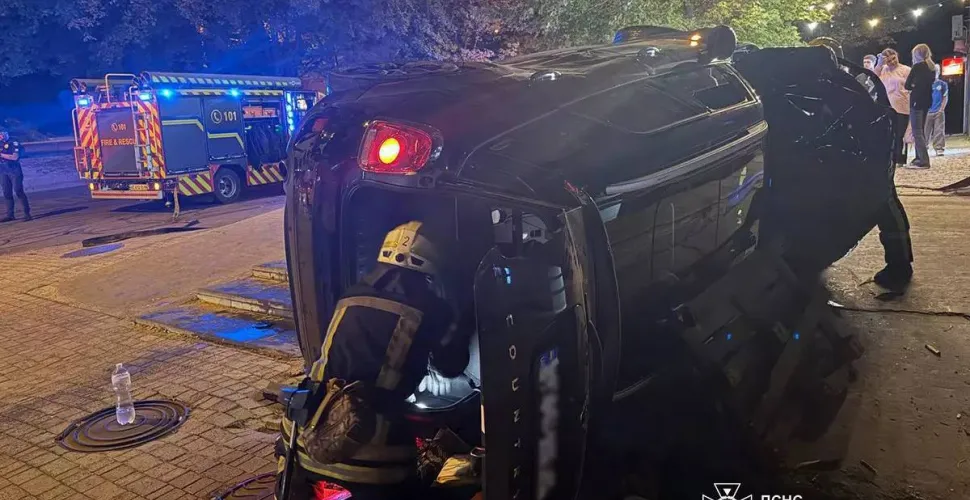 Вчора у Дніпрі сталася жорстка ДТП: перекинулась автівка й придавила пішохода