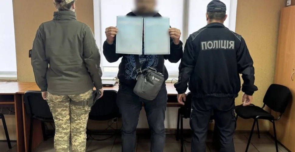 Псевдобатько з Дніпропетровщини намагався виїхати за кордон