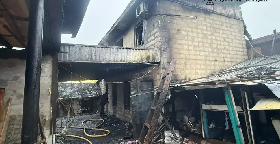 У Дніпрі сталася масштабна пожежа в житловому будинку: постраждала людина
