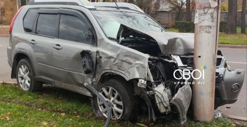 Смертельна аварія у Кривому Розі: водій врізався в електроопору