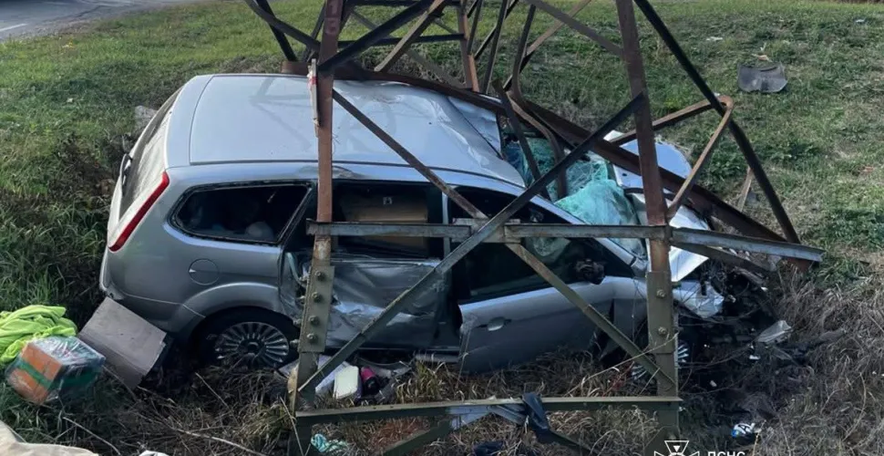 У Дніпровському районі рятувальники деблокували чоловіка з понівеченого автомобіля 